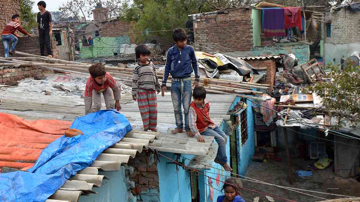 60-Children-play-on-asbestos-roof